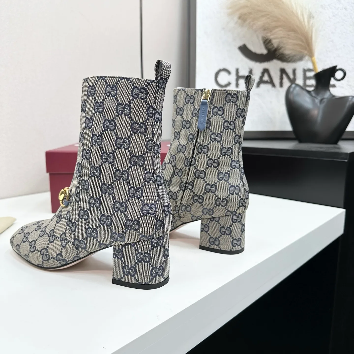👟👟Ex-factory price 740👟👟 Gucci Gucci 2025G new autumn and winter classic horsebit thick heel short boots. The main series is finally available, and the products are worth looking forward to! Original classics create new designs ✨ Purchasing agent level! Full of high-end feel! A favorite among bloggers at home and abroad, it is retro and fashionable, easy to wear and looks great on your feet! Mainly recommended by the official website, new colors are constantly updated 🆕 ▪️Upper: original calfskin/cloth ▪️Inner lining: imported sheepskin ▪️Outsole: Italian leather outsole ▪️Heel height: 3.5cm ▪️Shoe size: 35-39 (40.41.42 can be customized)